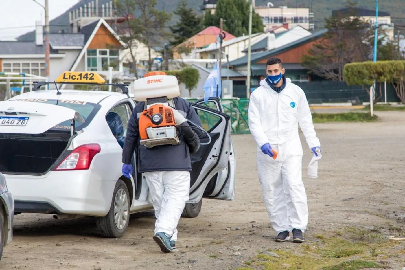 Personal municipal realizando las tareas de desinfección a remises y taxis de la ciudad de Ushuaia.