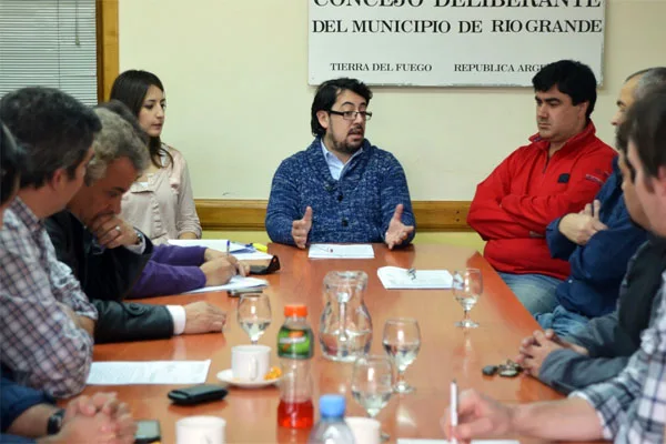 Héctor Garay presidió la reunión. Lo acompañan Laura Colazo y Alejandro Nogar.