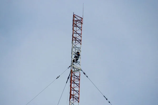 Los rescatistas trabajaron en el extremo superior de la antena de Radio Nacional.