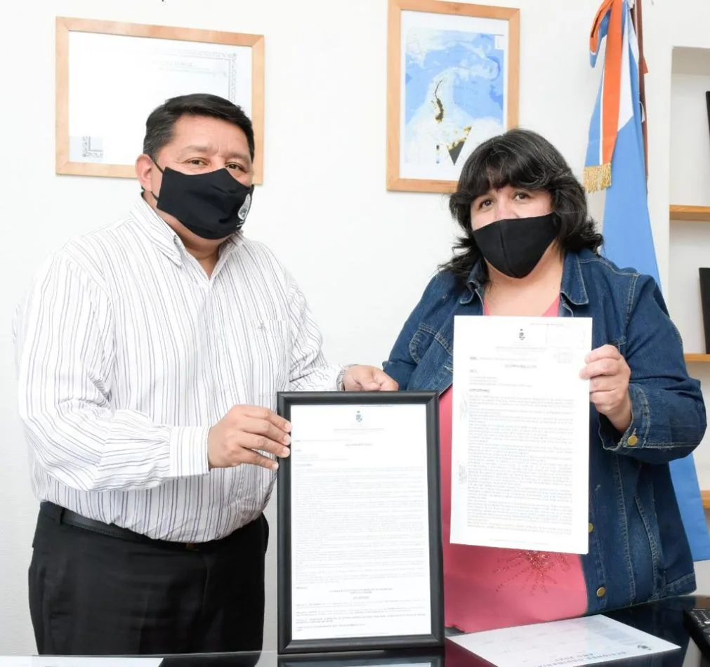 El Dr. Walter Abregú, posa junto a la escritora y autora de “Marineros de Esperanza”.