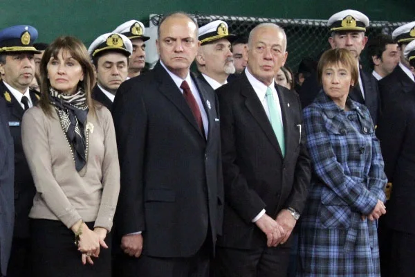 Roberto Crocianelli, junto a Fabiana Ríos, durante el acto en Ushuaia.