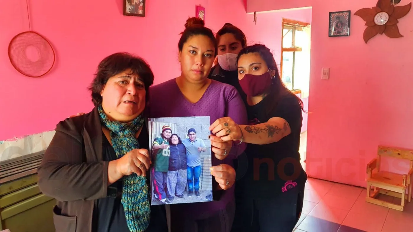 Diana junto a sus hijas y nieta, posa con la foto de sus hijos fallecidos en dos trágicos hechos.