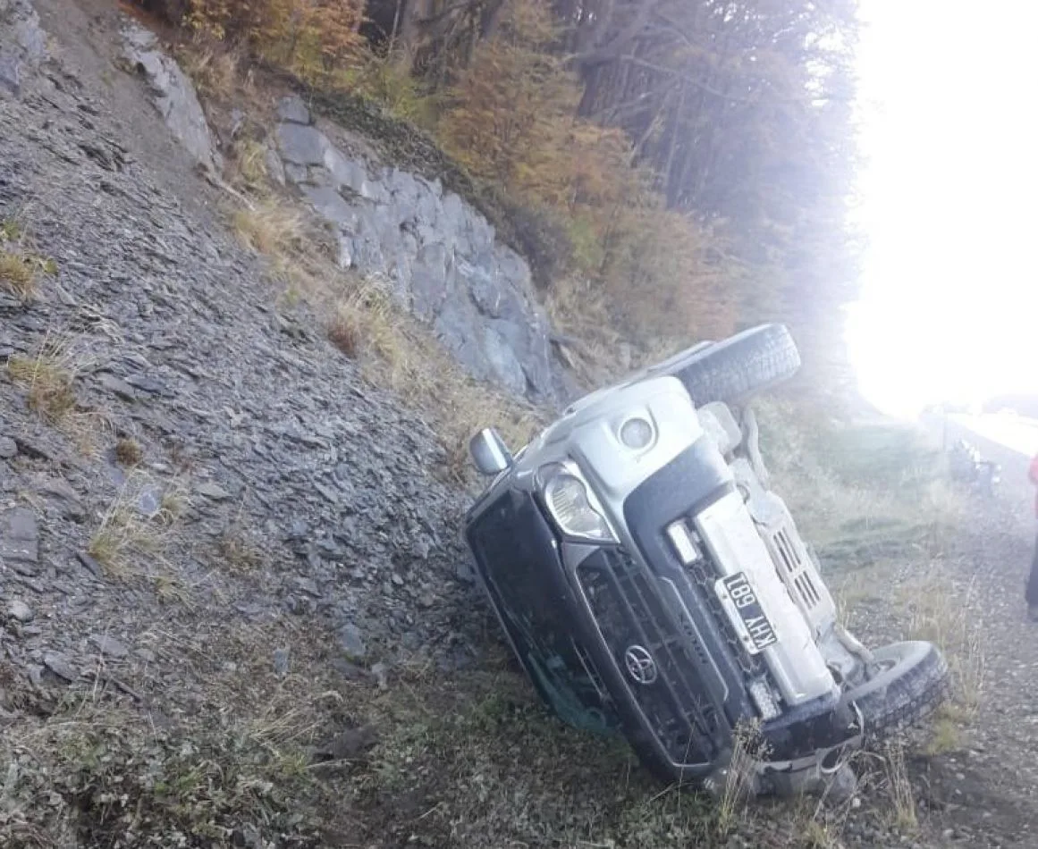 Despiste seguido de vuelco en Ruta 3 producto de la calzada resbaladiza