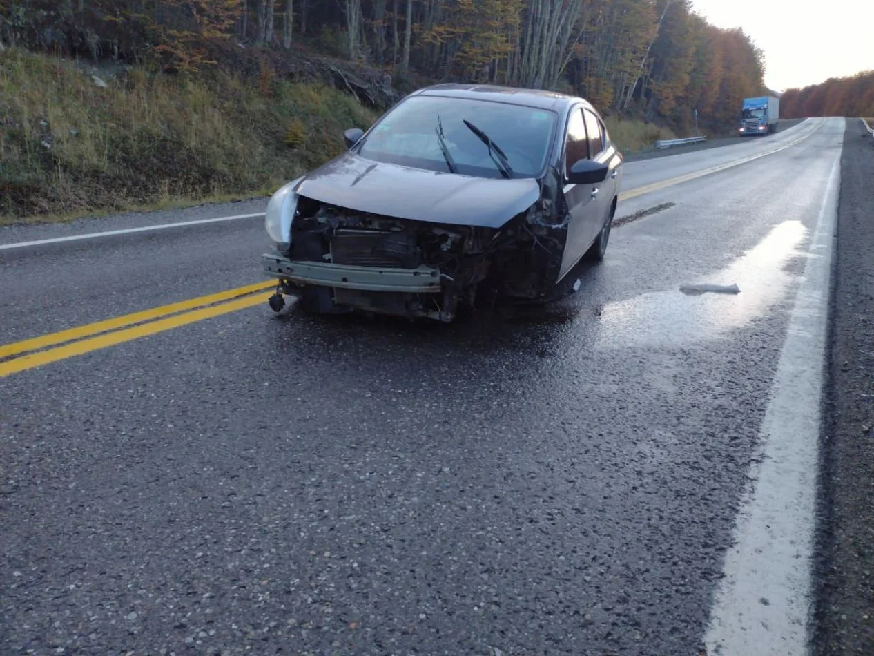 Estado en que quedó el Nissan Versa luego del despieste.