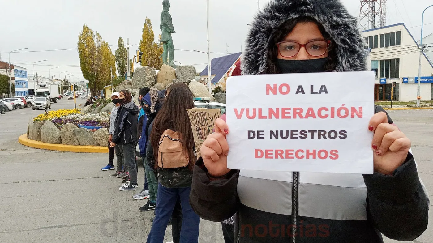 Los chicos piden soluciones en la situación edilicia del Antártida Argentina.