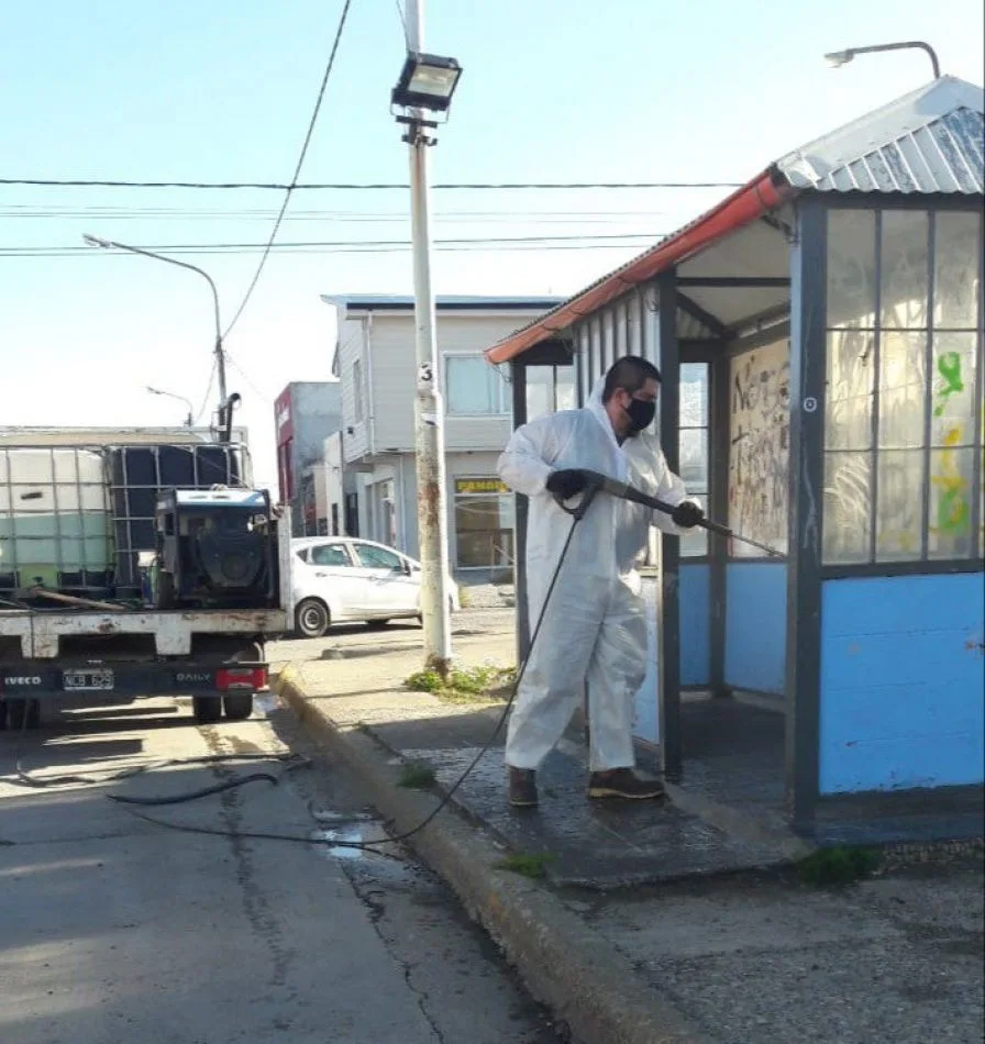 Avanzan los trabajos de limpieza y desinfección de garitas de colectivos