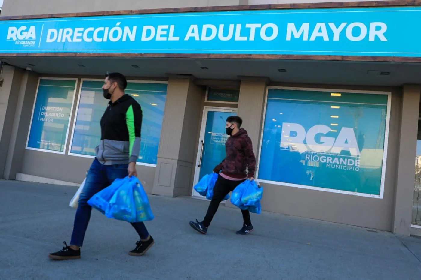 Entrega de kits sanitizantes a adultos mayores que se  encuentran en situación de vulnerabilidad