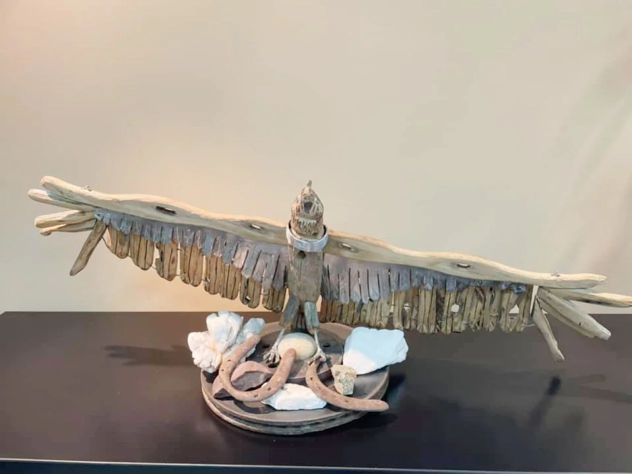 Una de las obras del escultor José María Martín, realizada en madera centenaria y metal reciclado.