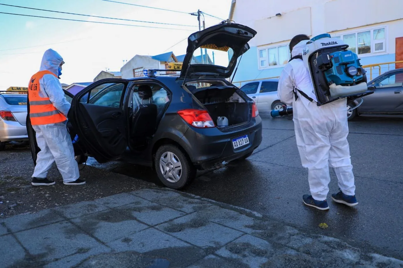 Personal municipal trabajando en la desinfección de los transportes públicos de la ciudad.