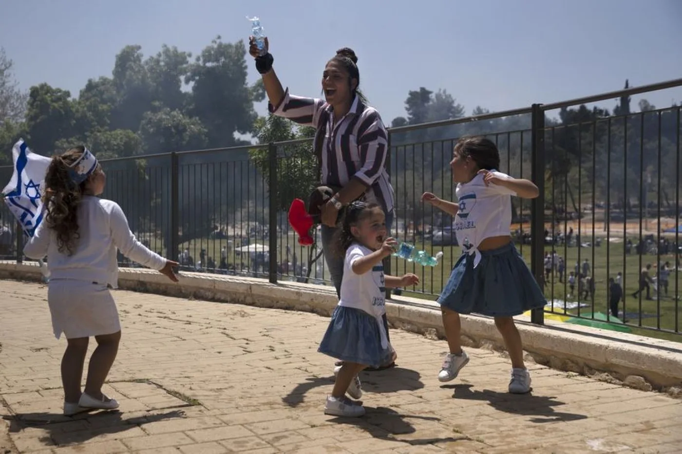 Las familias celebran al aire libre, ya sin barbijo, en los festejos del Día de la Independencia, en Jerusalén