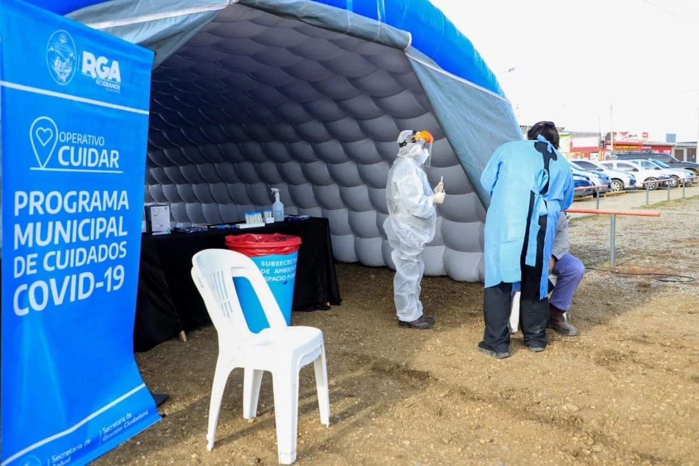Personal sanitario realizando los testeos a vecinos con síntomas de covid-19.
