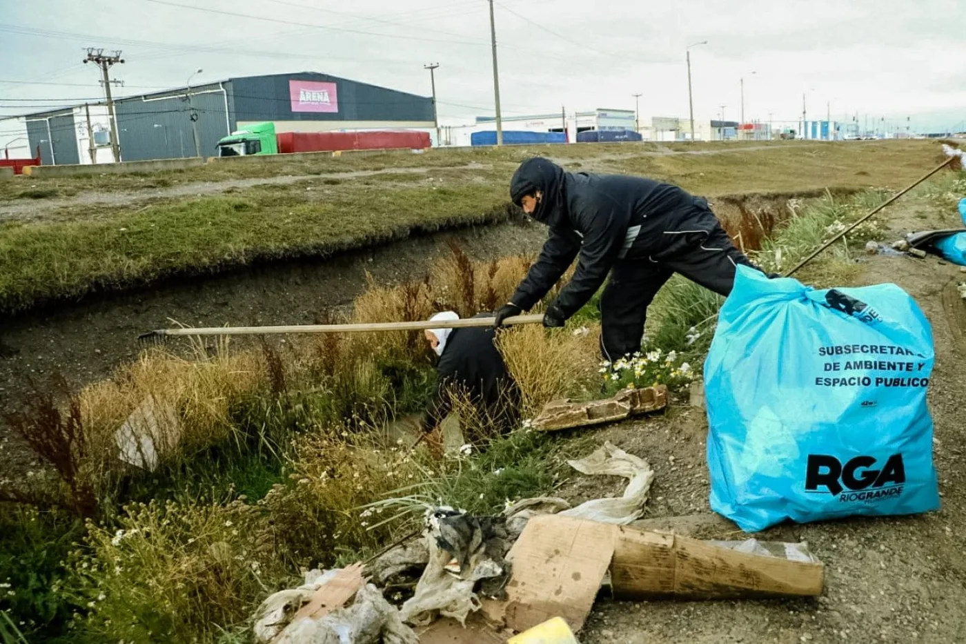 Operativo de saneamiento en el desagüe aledaño a Laguna de los Patos