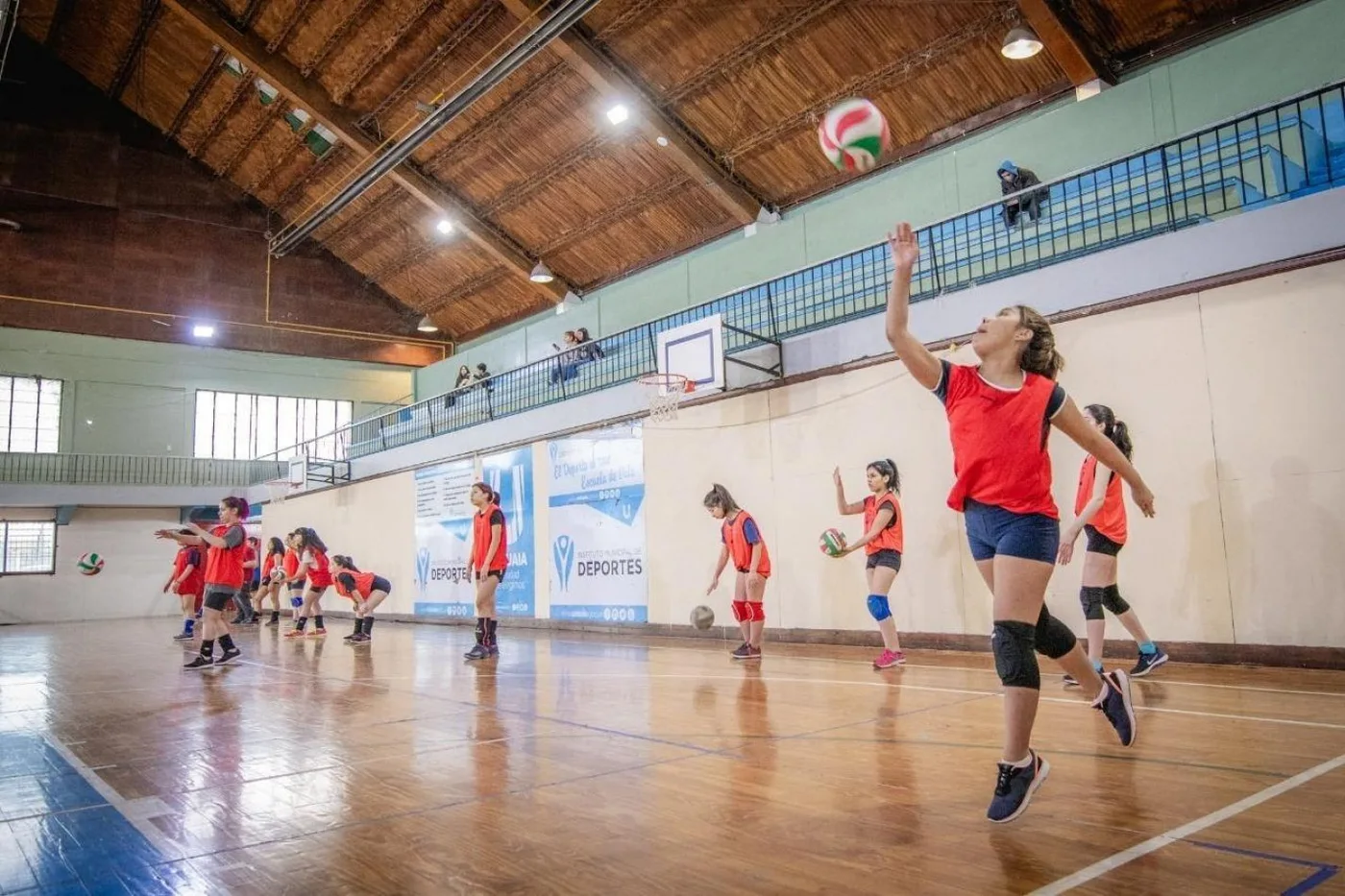 Escuelas deportivas municipales se mudan del Ana Giró a la cancha 4 del Polideportivo de Ushuaia