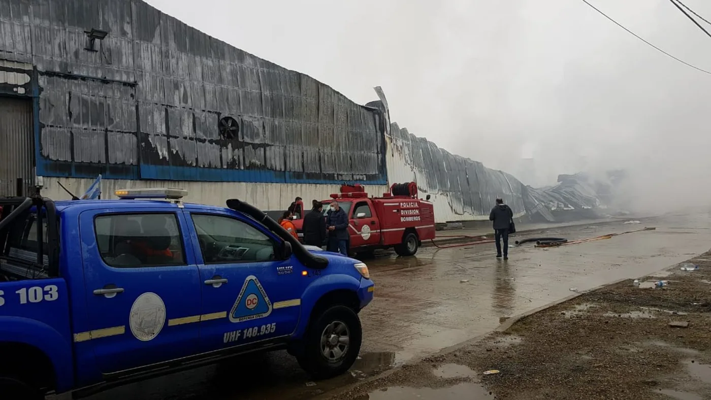 Personal de Defensa Civil y Bomberos trabajando en la zona del incendio de Australtex.