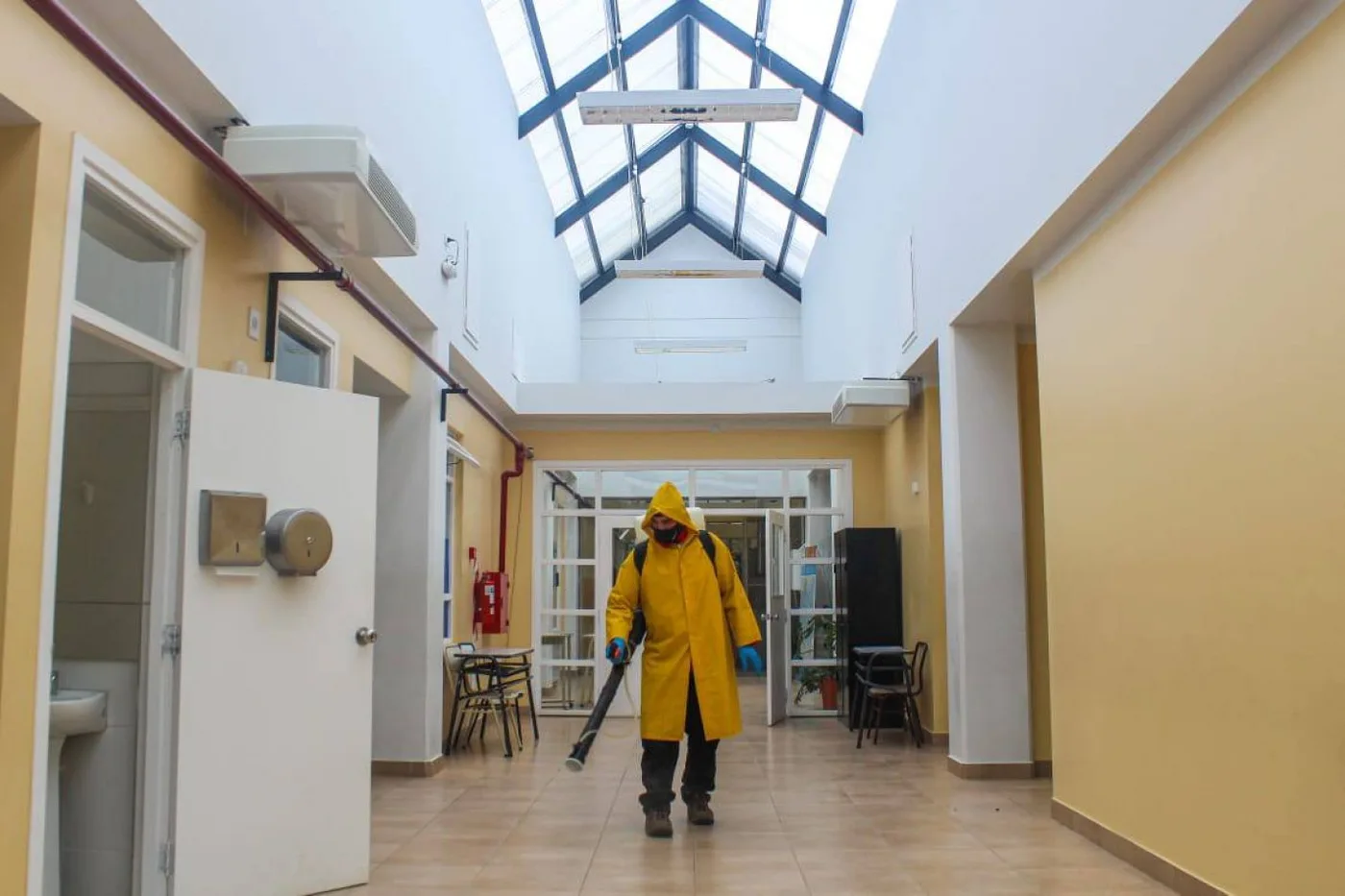 Defensa Civil de Tolhuin realizó una jornada de desinfección en el colegio Provincial Trejo Noel