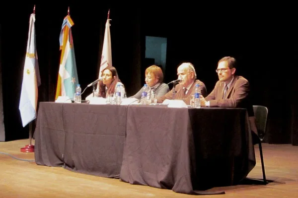 Fabiana Ríos y Eduardo Domecq, durante la presentación de los CIU de la UNTDF.