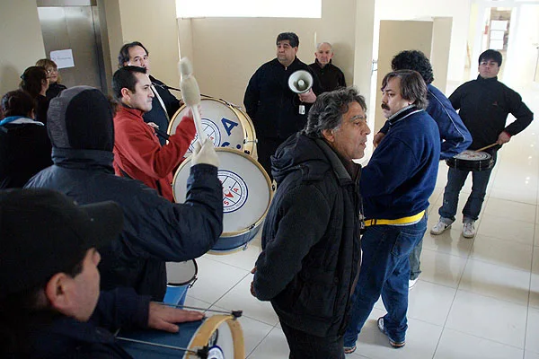 La protesta se trasladó desde el nosocomio hasta el Centro Cultural Yaganes.