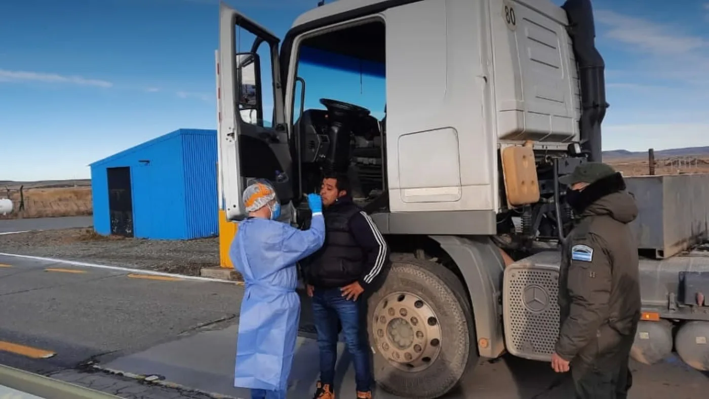 En el lugar donde se encuentra la balanza, se montó el operativo de hisopados a camioneros que estaban varados.