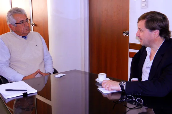 Julio Catalán Magni junto al representante de Vialidad Nacional, durante la reunión.