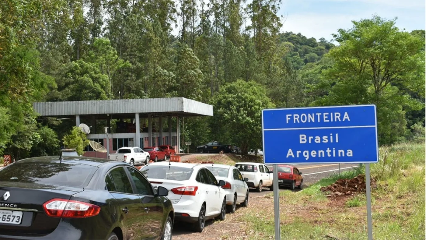 Quienes ingresen por vía terrestre "deberán adjuntar a la declaración jurada, el resultado negativo del test PCR".