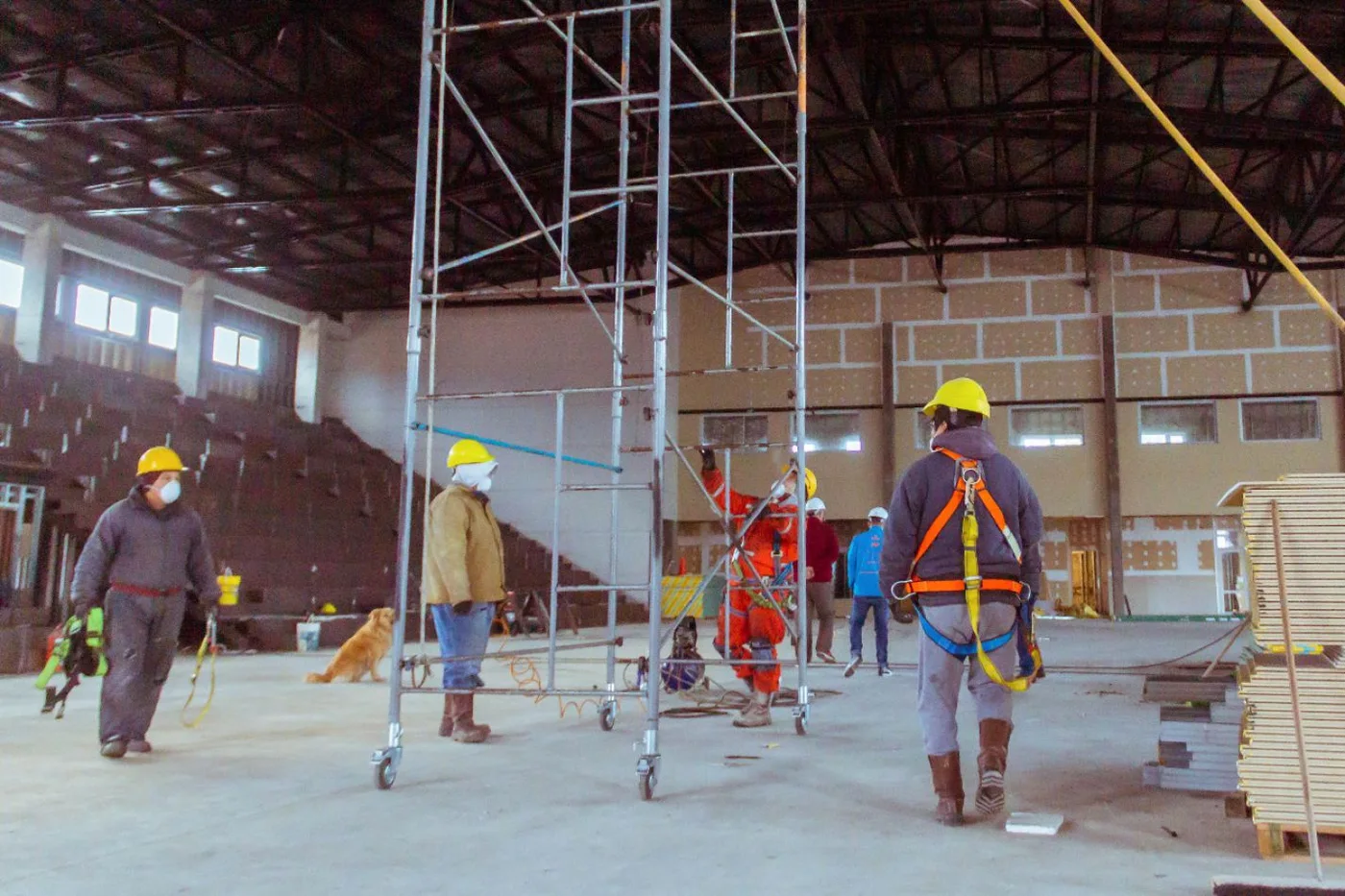 La Ministra de Obras y Servicios Públicos de Tierra del Fuego AIAS Gabriela Castillo, recorrió la obra del nuevo gimnasio María Auxiliadora.