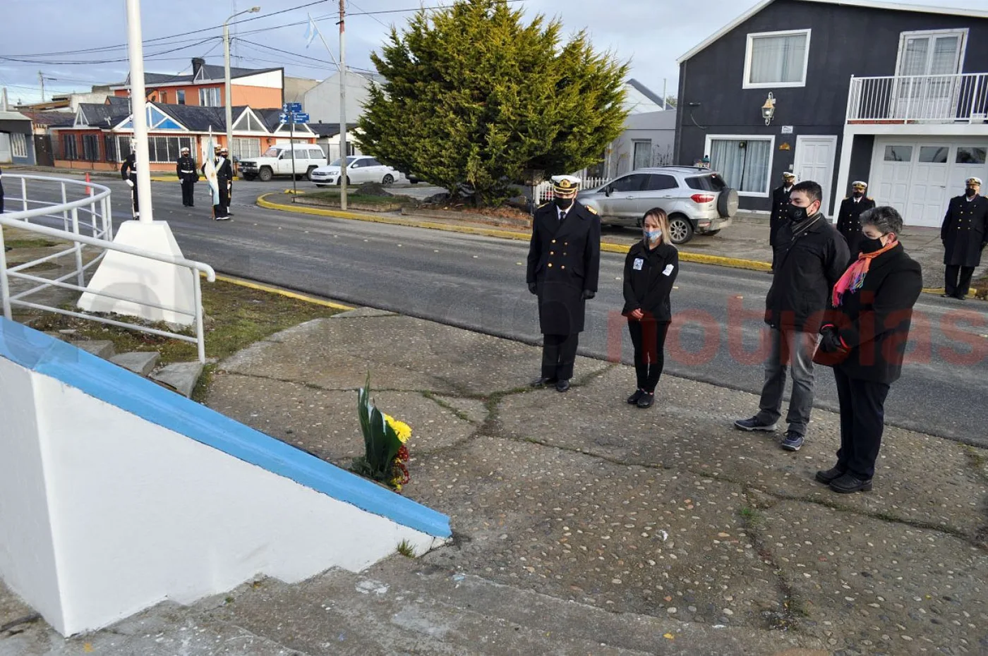 La Armada y familiares de tripulantes del Belgrano, dejaron una ofrenda floral en paseo ARA General Belgrano.