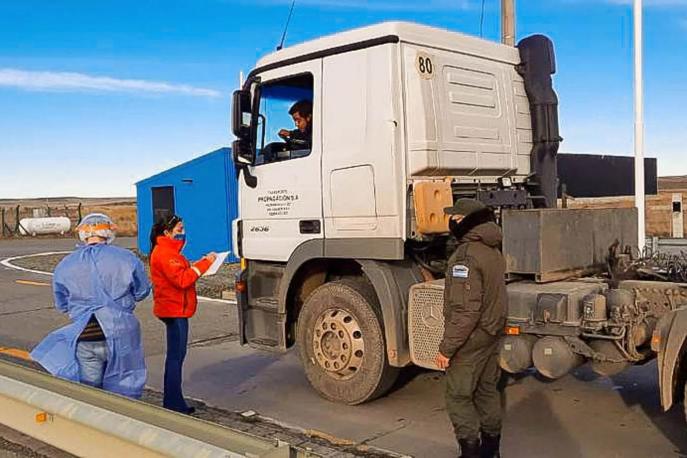 Operativo de hisopados a los camioneros que comenzaron a ingresar a la provincia luego de resolverse el conflicto de los transportistas chilenos.