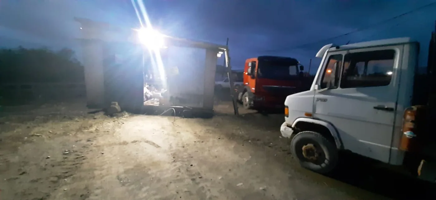 Diego tiene su casilla en la calle y no tiene dónde llevarla. También repara autos en el lugar.