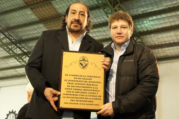 Gustao Melella entregó una placa conmemorativa a Oscar Martínez.