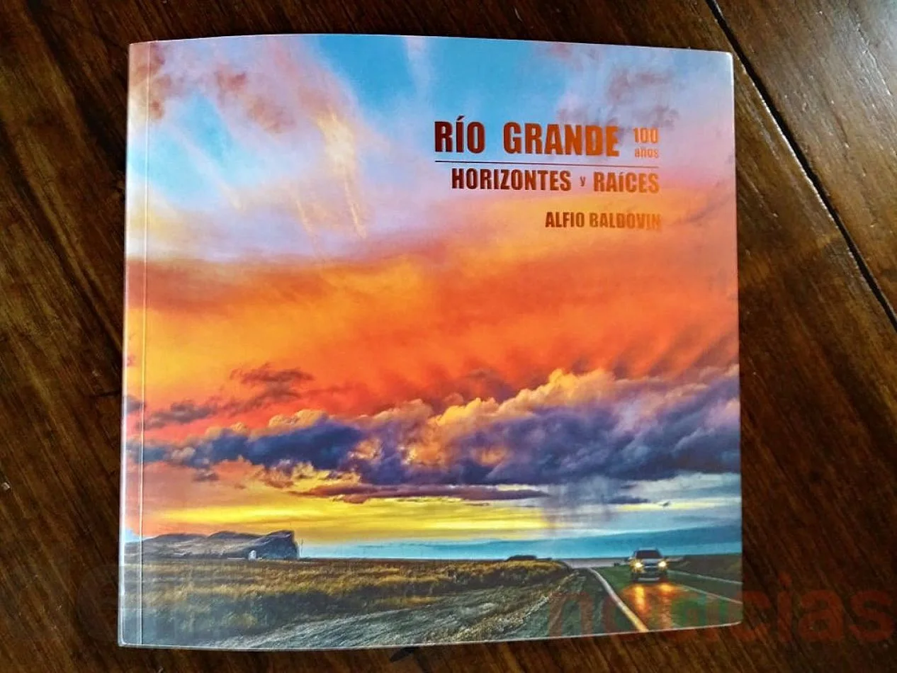“Río Grande, 100 años, horizontes y raíces”, es una obra que muestra imágenes de Río Grande.