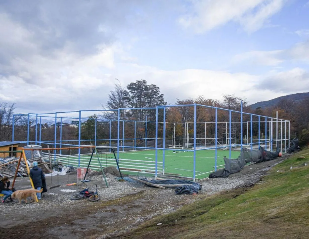 Colocan el cerco perimetral en el playón deportivo del espacio CUCAI