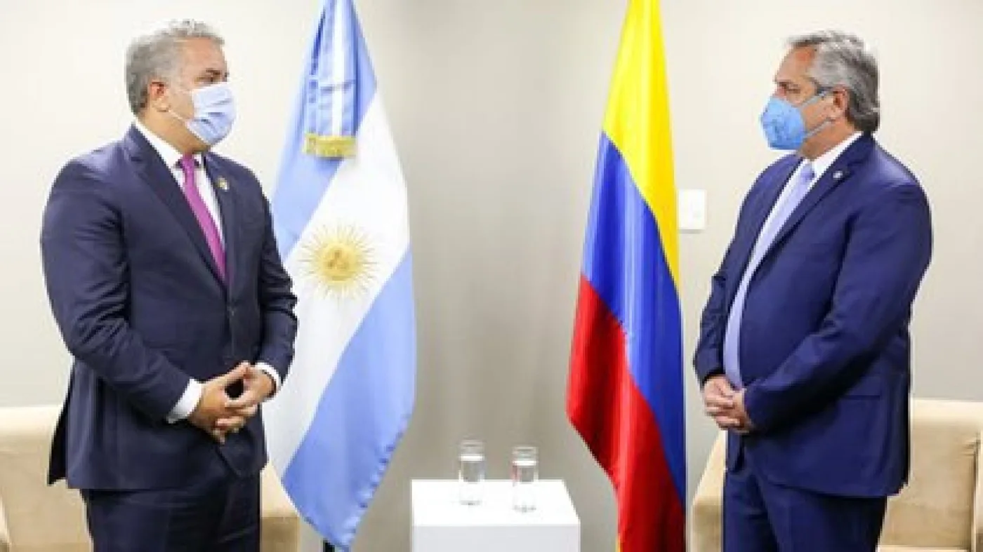 El presidente colombiano Iván Duque junto a su par argentino, Alberto Fernández.