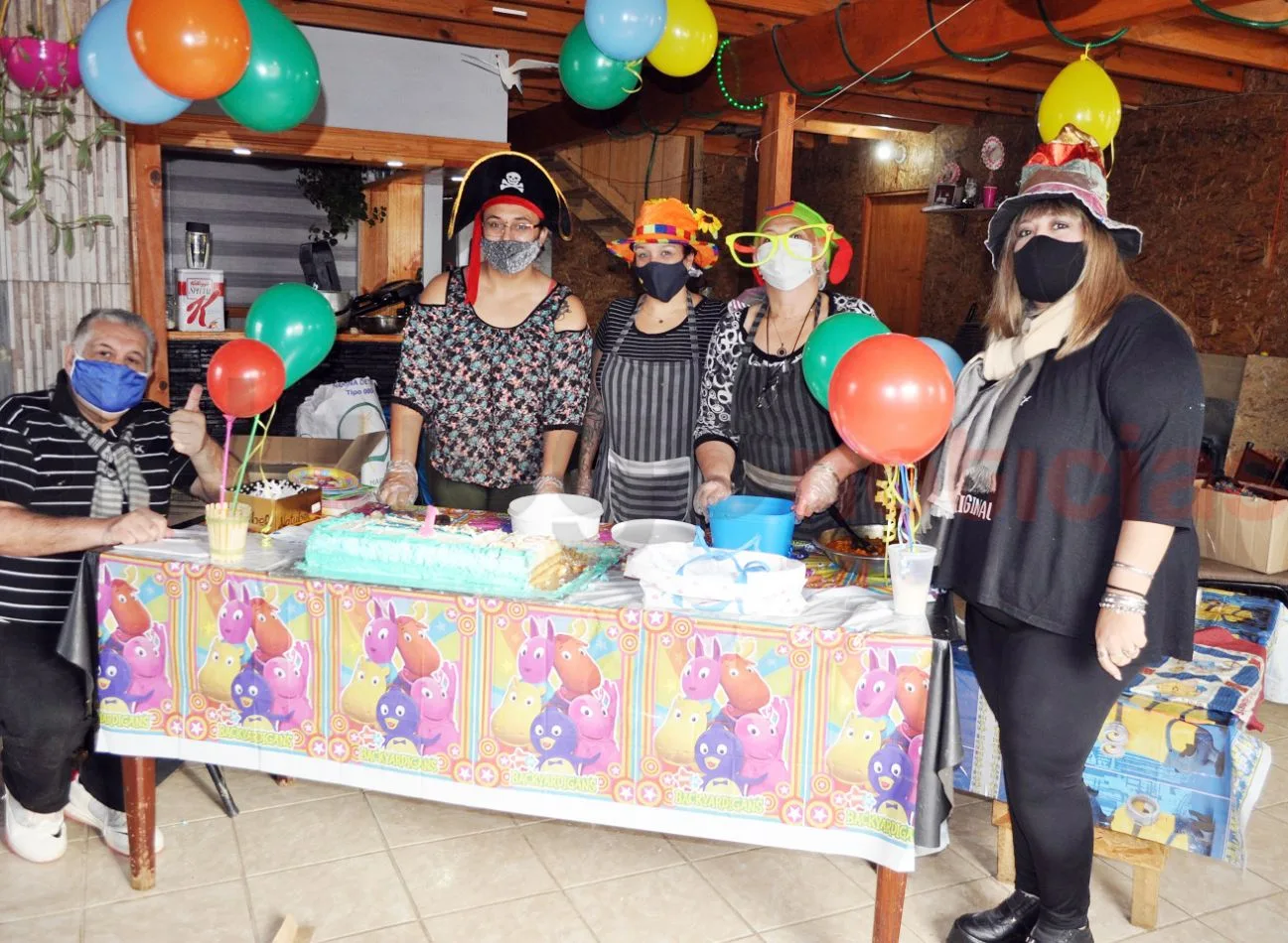 El equipo del Comedor Alietatí, Pies Descalzos, festejó su primer aniversario.