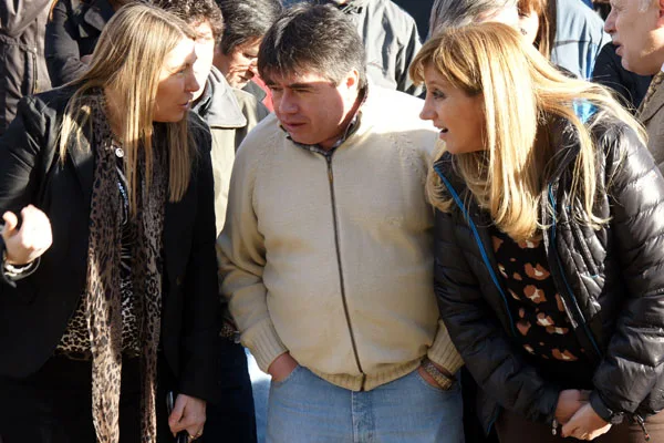 Myriam Martínez dialoga con Héctor Tapia y Rosana Bertone, antes del inicio del acto.