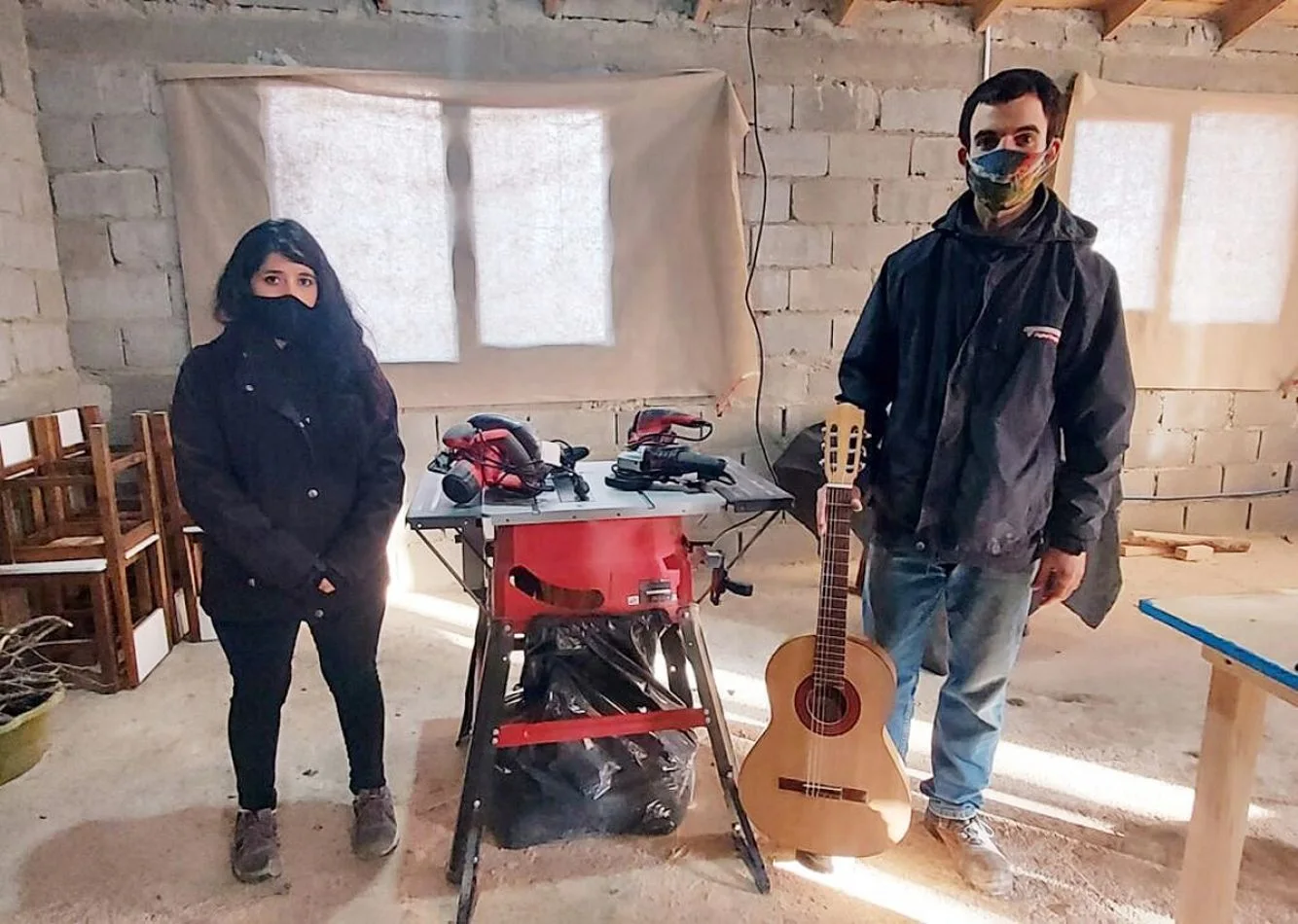 Mariela y Mauro, los impulsores de la fábrica de “Guitarras de Lenga”.