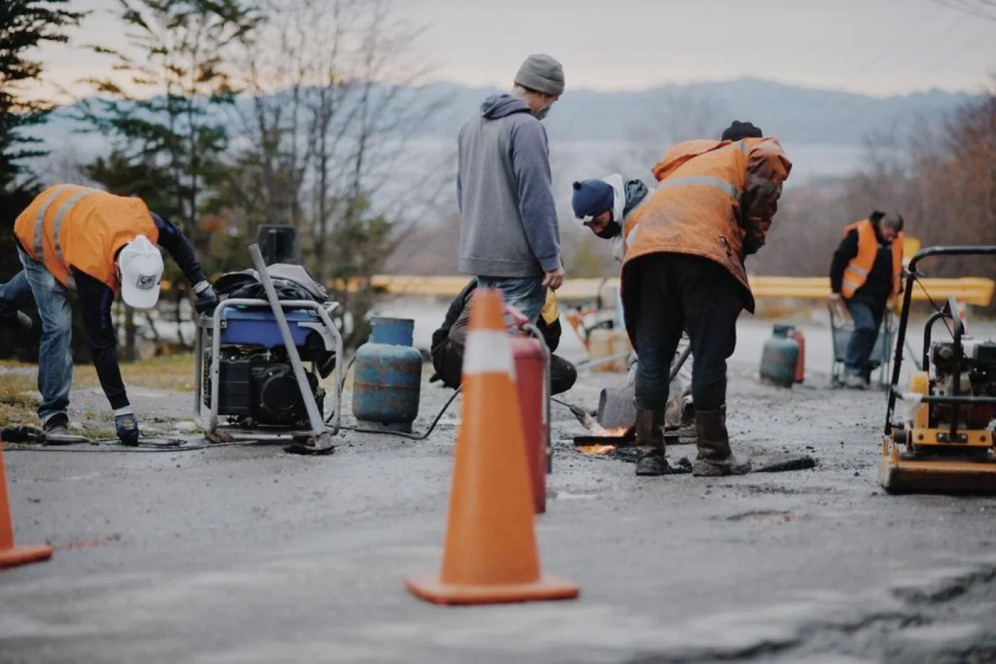 Cuadrillas de Trabajos en la Vía Pública y Prestación de Servicios Viales inició tareas de bacheo y repavimentación .