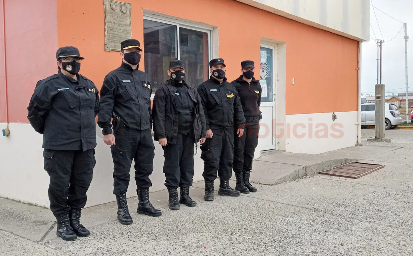 El Comisario Gonzalo Rodríguez, junto a otros efectivos, posó frente a la Comisaría Quinta en el 10mo. aniversario de la Unidad policial.