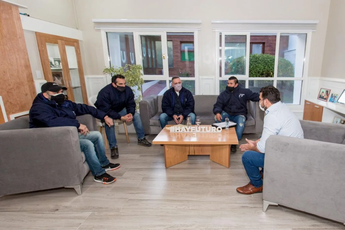 El intendente de esta ciudad, Walter Vuoto, se reunió con trabajadores de la fábrica Australtex de la ciudad de Río Grande,