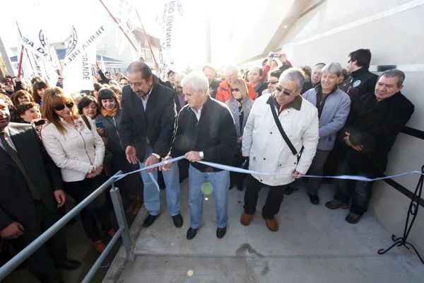 Momento en que Oscar Martínez y Antonio Caló cortan la cinta inaugural de la obra.