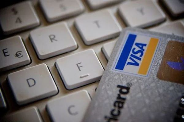 Comprar on-line con tarjetas de crédito, ahora con recargo.