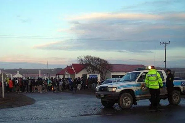 Efectivos policiales cortaron el acceso al predio por la protesta.