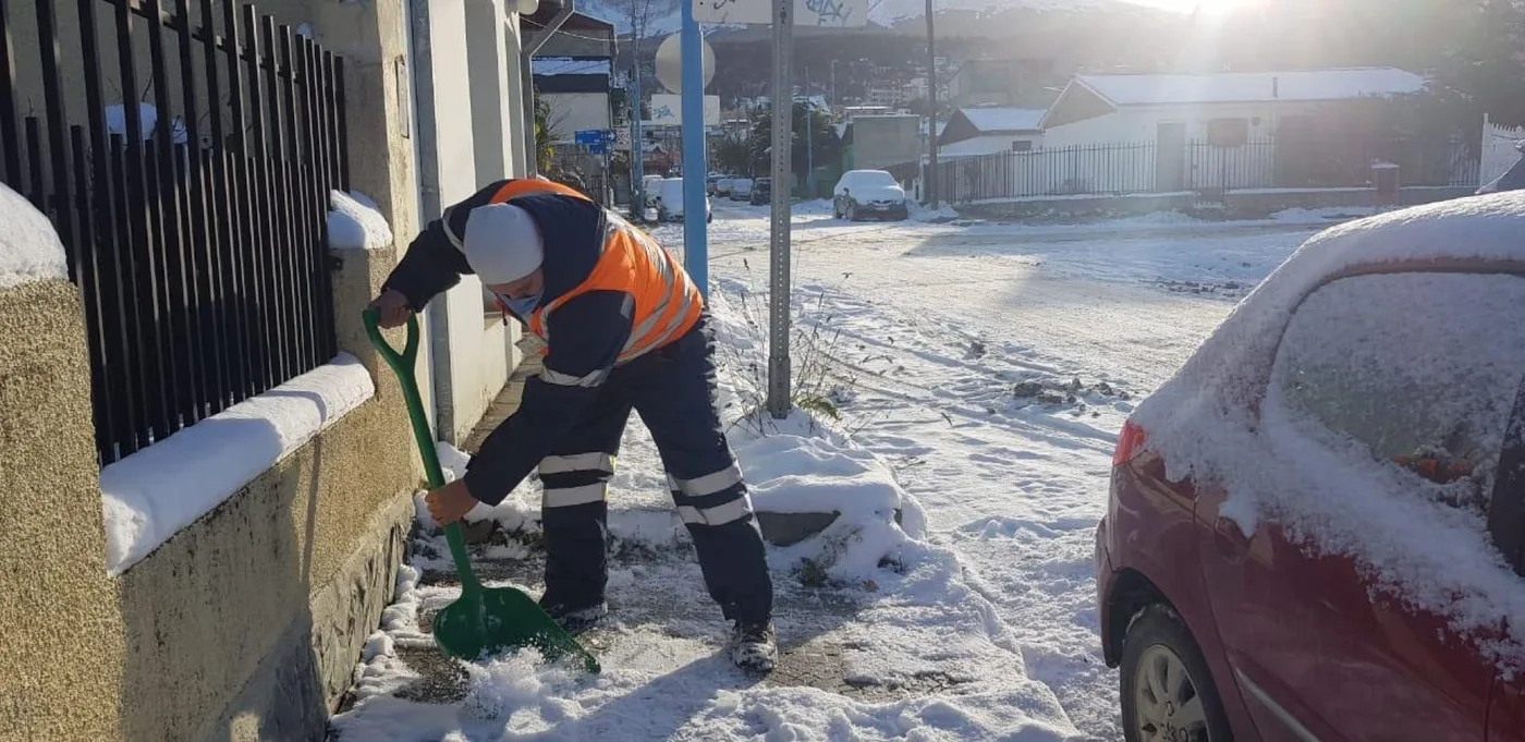 Continúa la colaboración con adultos mayores en el despeje de veredas