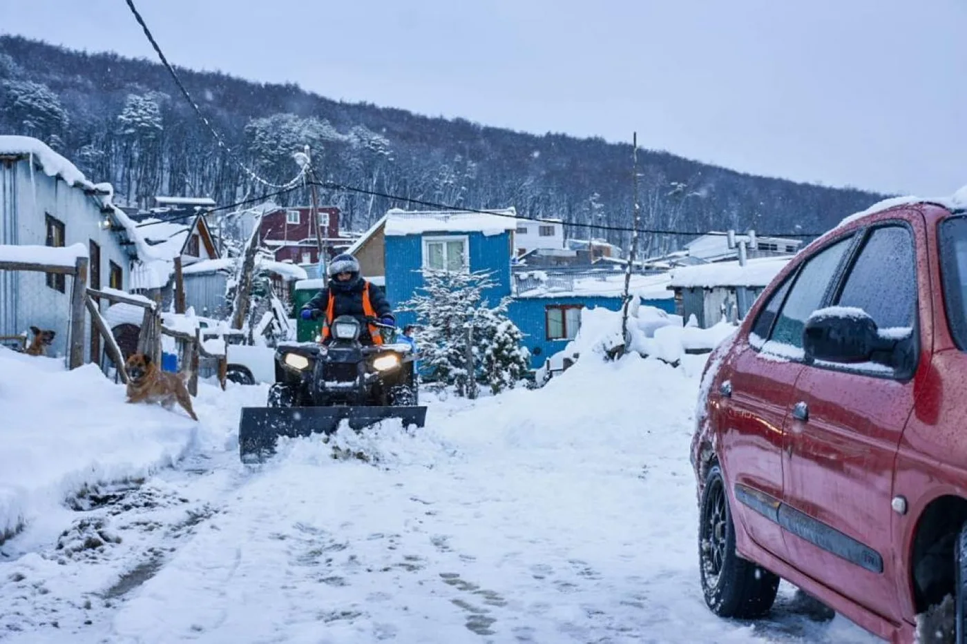 Municipio de Ushuaia realiza trabajos permanentes de despeje y limpieza de calles y accesos