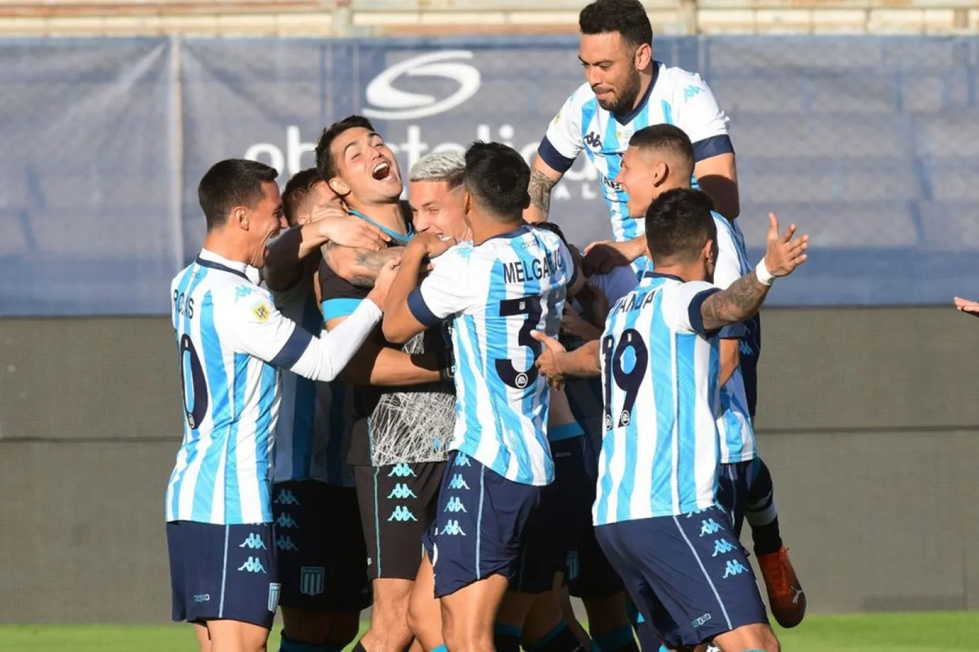 El festejo de los juagdores de Racing tras vencer en los penales a Boca y clasificarse a la final de la Copa Liga Profesional.