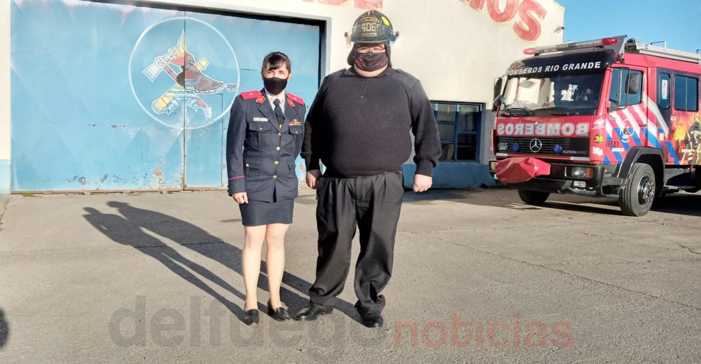 La Oficial Ayudante Patricia Oyarzún, junto a Carlos Cárdenas, Comandante, ambos del Cuartel Central de Bomberos Voluntarios de Río Grande.