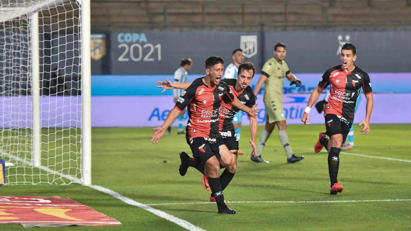 Colón goleó 3-0 a Racing y se consagró campeón de la Copa de la Liga