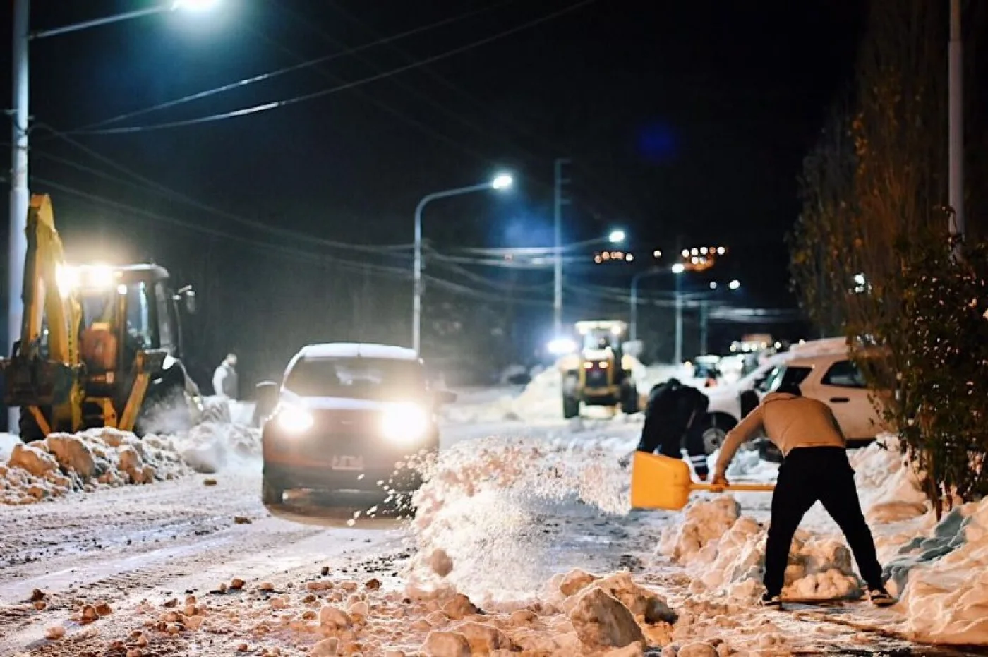 Municipio de Ushuaia realizó trabajos nocturnos de despeje y limpieza en la avenida Alem