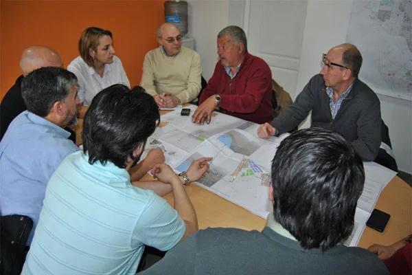 Julio Escobar explica detalles del proyecto a Gabriela Muñíz Siccardi.