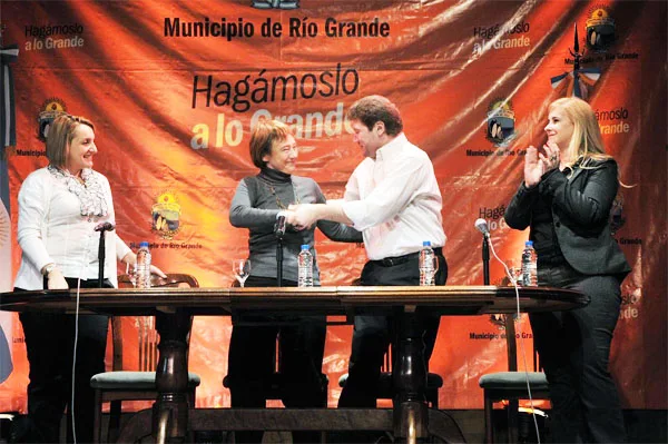 Gustavo Melella y Fabiana Ríos se saludan tras la firma de las actas.