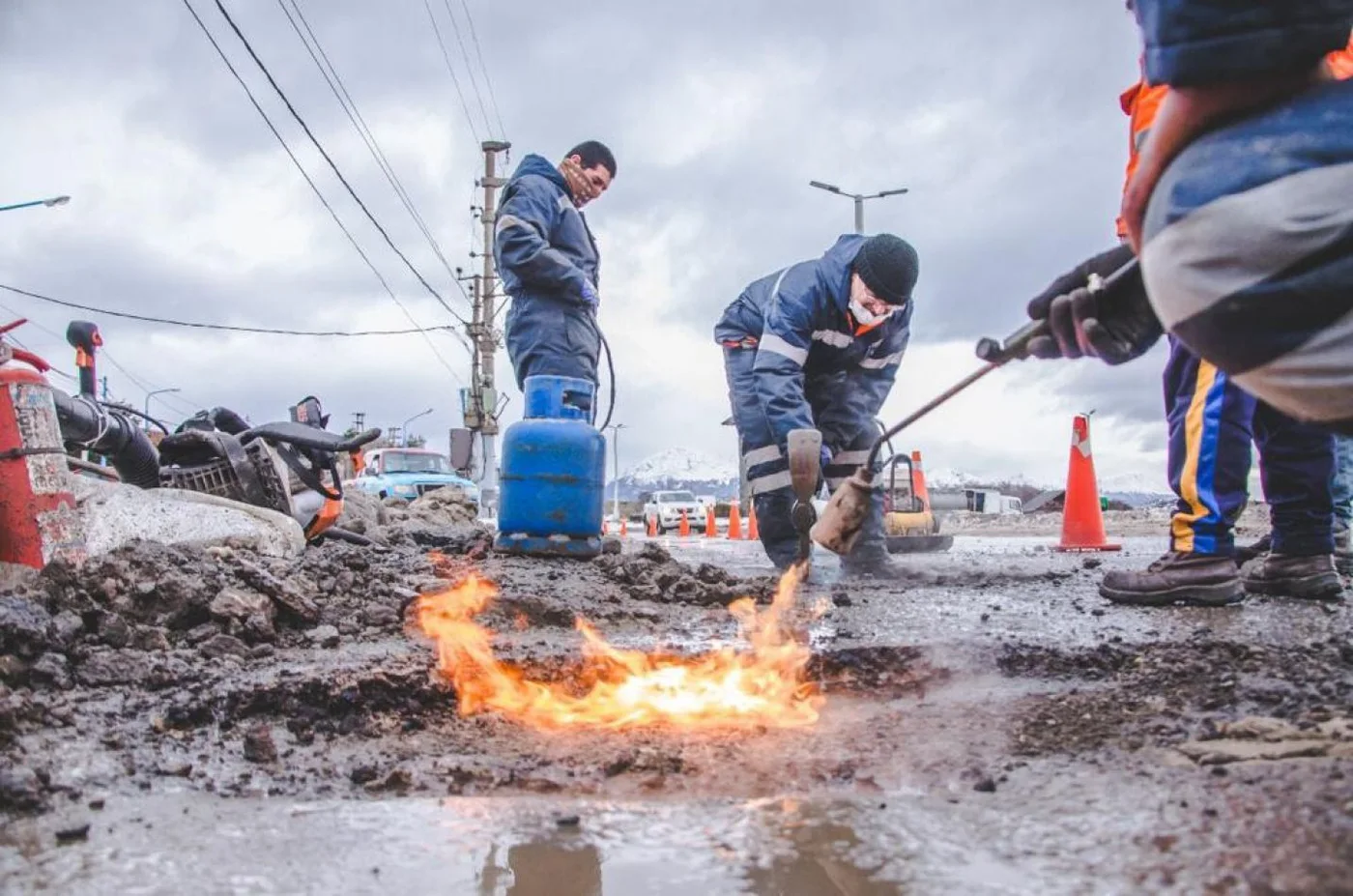 Municipio de Ushuaia prueba un nuevo producto asfáltico para aplicar a trabajos de bacheo y mantenimiento